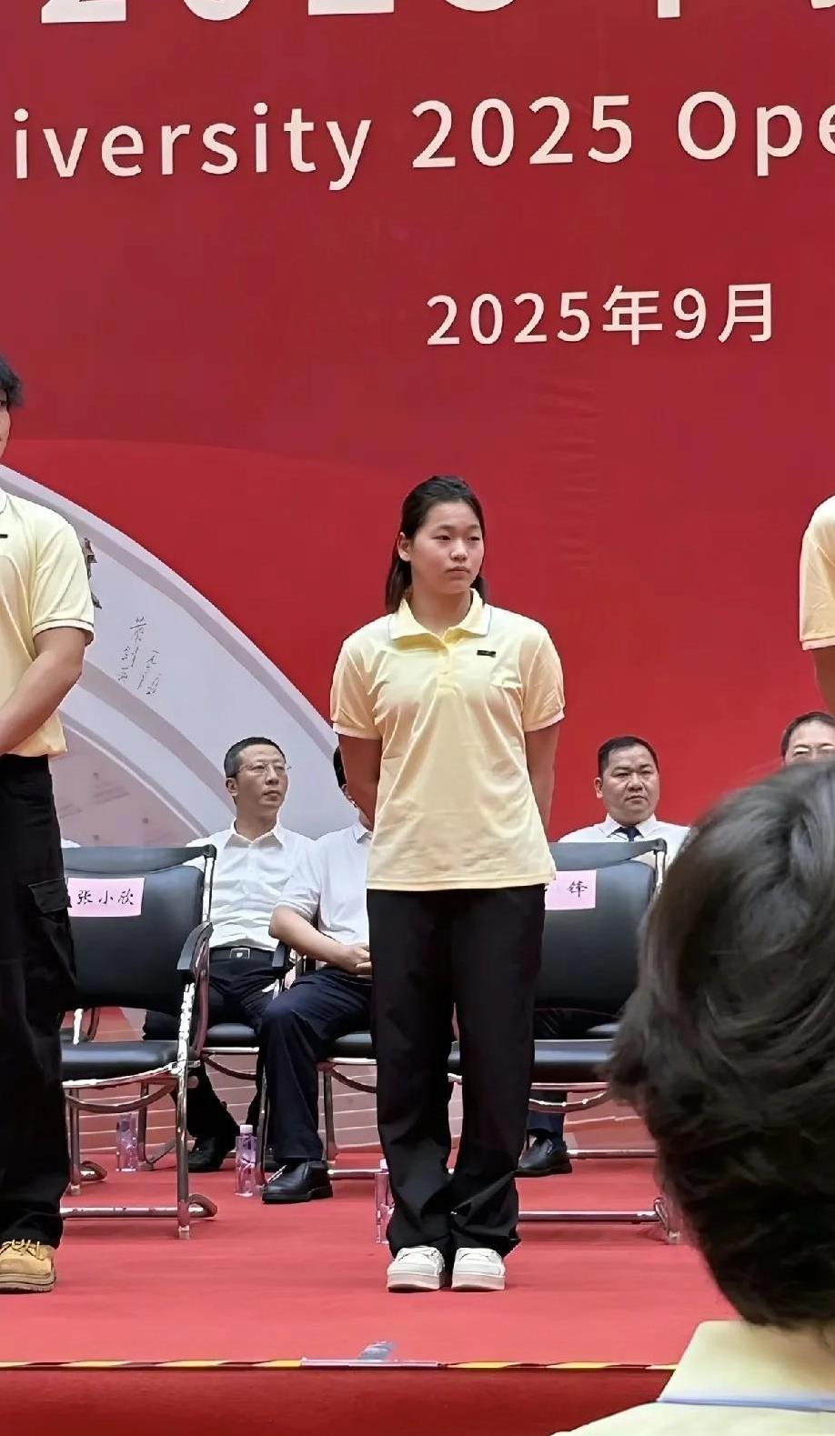 全红婵穿校服站在开学典礼上，这姑娘把“奥运冠军”的身份藏得也太好了。暨大开学典