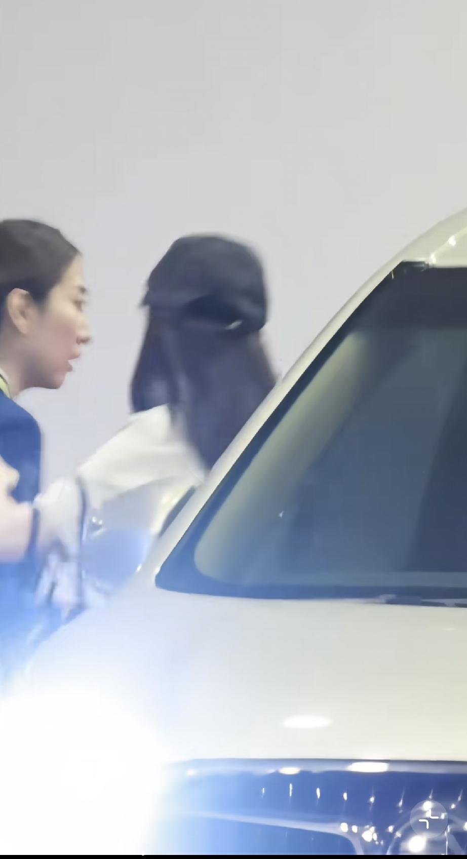 7月9日，迪丽热巴从上海机场出发准备飞北京，打扮就像少女一样，腿上的皮肤好白，就