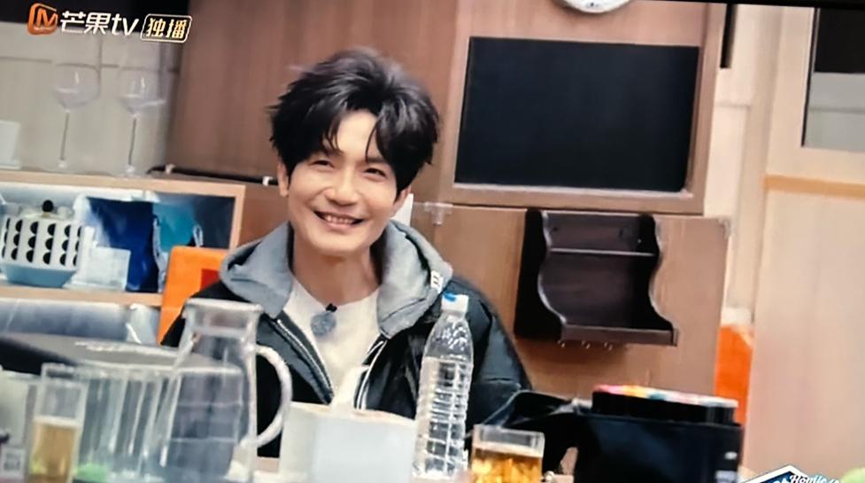 冠亚到底发生了什么啊，综艺上好像都不交流。这是为什么呢？今天又回看了最近一期