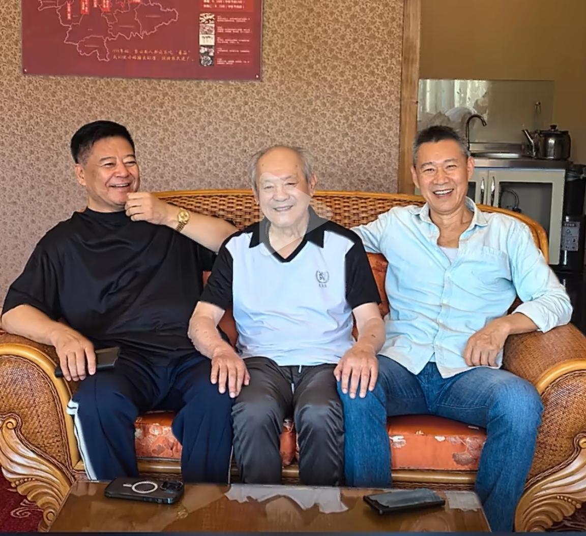 他俩都出自七八届北电明星班，早在上个世纪80年代，颜世魁比张丰毅红，可惜，他中途