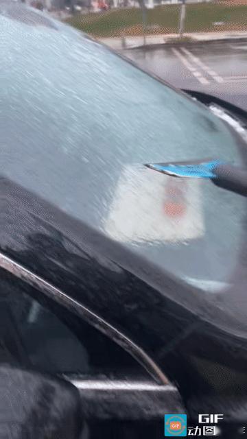 宜昌十多天的晴朗天气后昨晚天气大变天！雨不大，温度却很低，车子一停在外面，