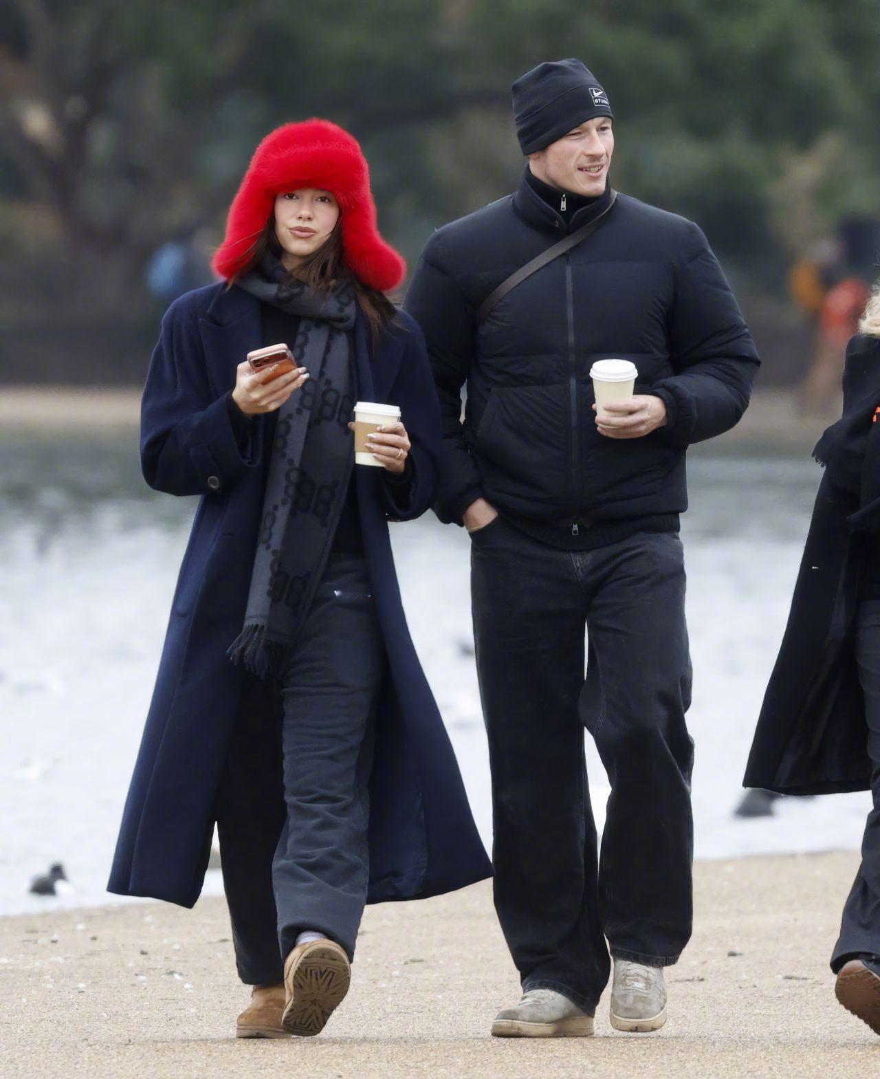 帕姐DuaLipa和未婚夫卡勒姆·特纳现身伦敦海德公园遛狗。蓝色大衣配搭红色