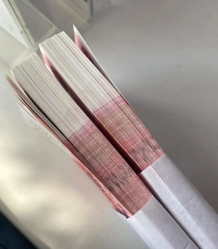 家人们破防了上个月顺手帮甲方改了个PPT，结果对方直接转了3万感谢费。我