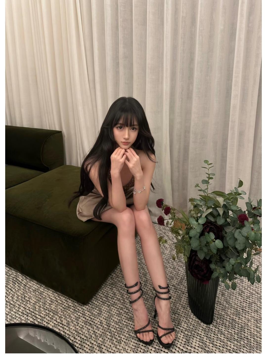 脚趾头好修长，再涂个指甲油就更完美了。