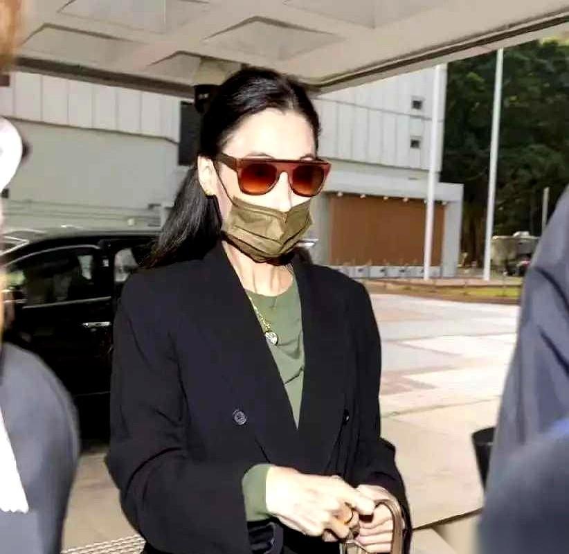 4000多万啊。就这么拿了，然后人直接瘦到脱相，手上青筋都爆出来了。这哪还是那