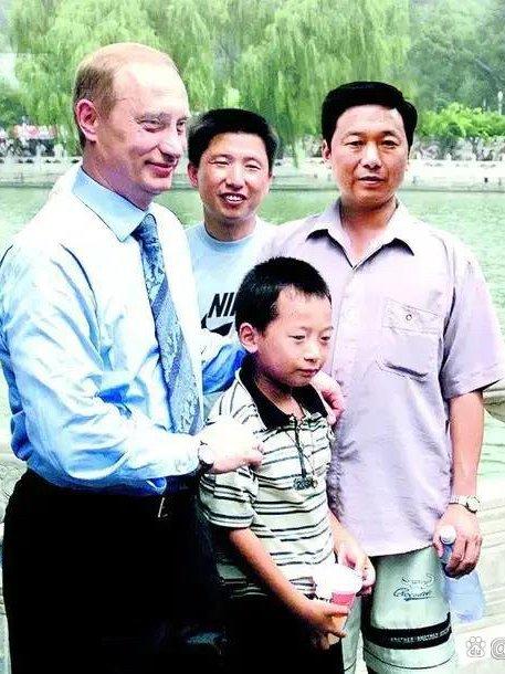 跨越26年的双向奔赴！普京访华寻当年北海公园暖心少年5月19日，73岁普京