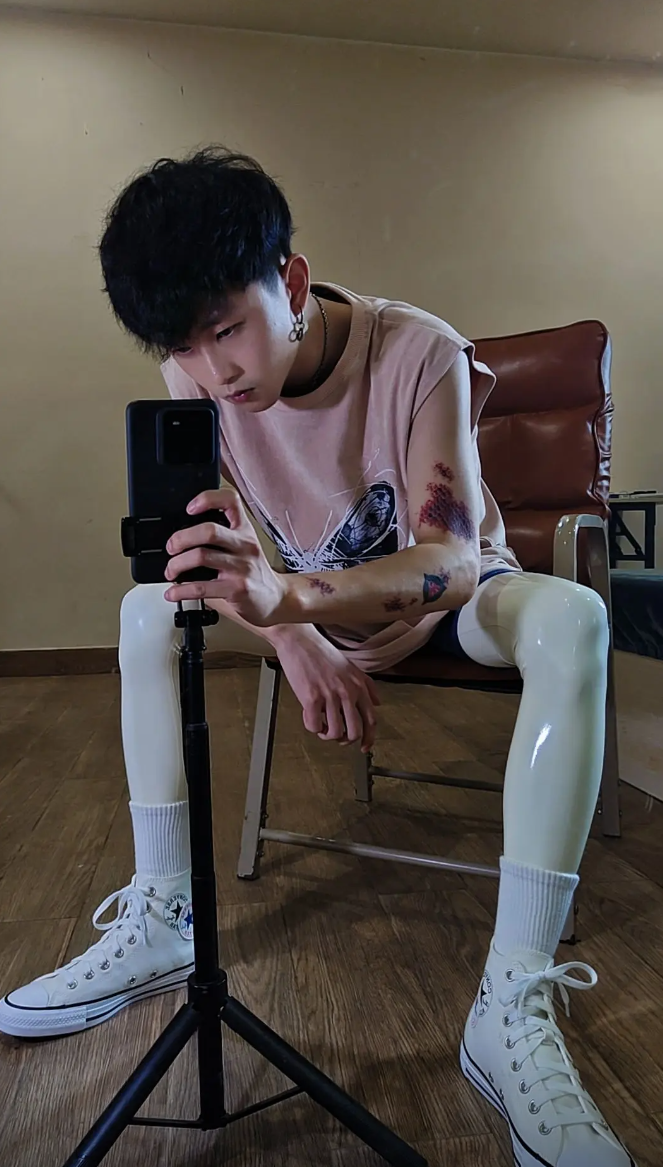 请问这是什么穿搭呢？？？
