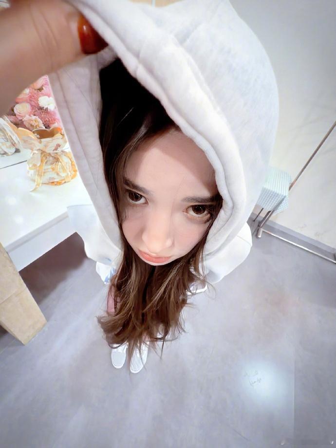 娜扎冬至自拍能在冬至蹲到娜扎自拍太幸运！过节的喜悦加上看美女的快乐，双重幸福感