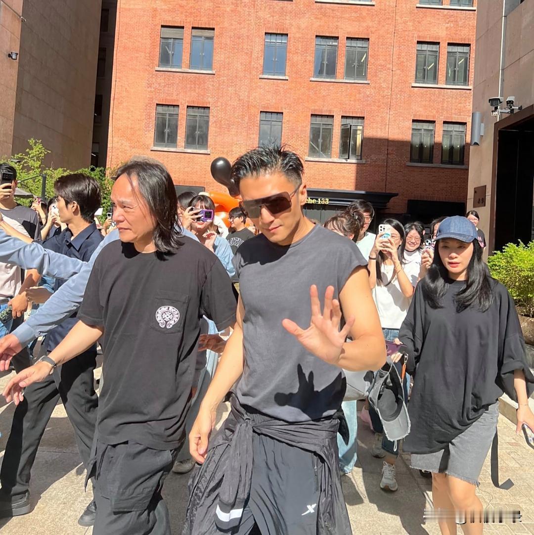 45岁谢霆锋现身上海，他的穿衣打扮太酷了，身材练得很壮实，腰部完全没有赘肉，真的