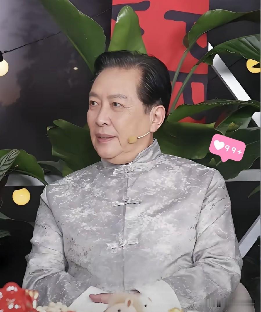 我有个亲戚是老中医，他偷偷告诉我，他说像唐国强这种的，70多岁了，依旧神色笃