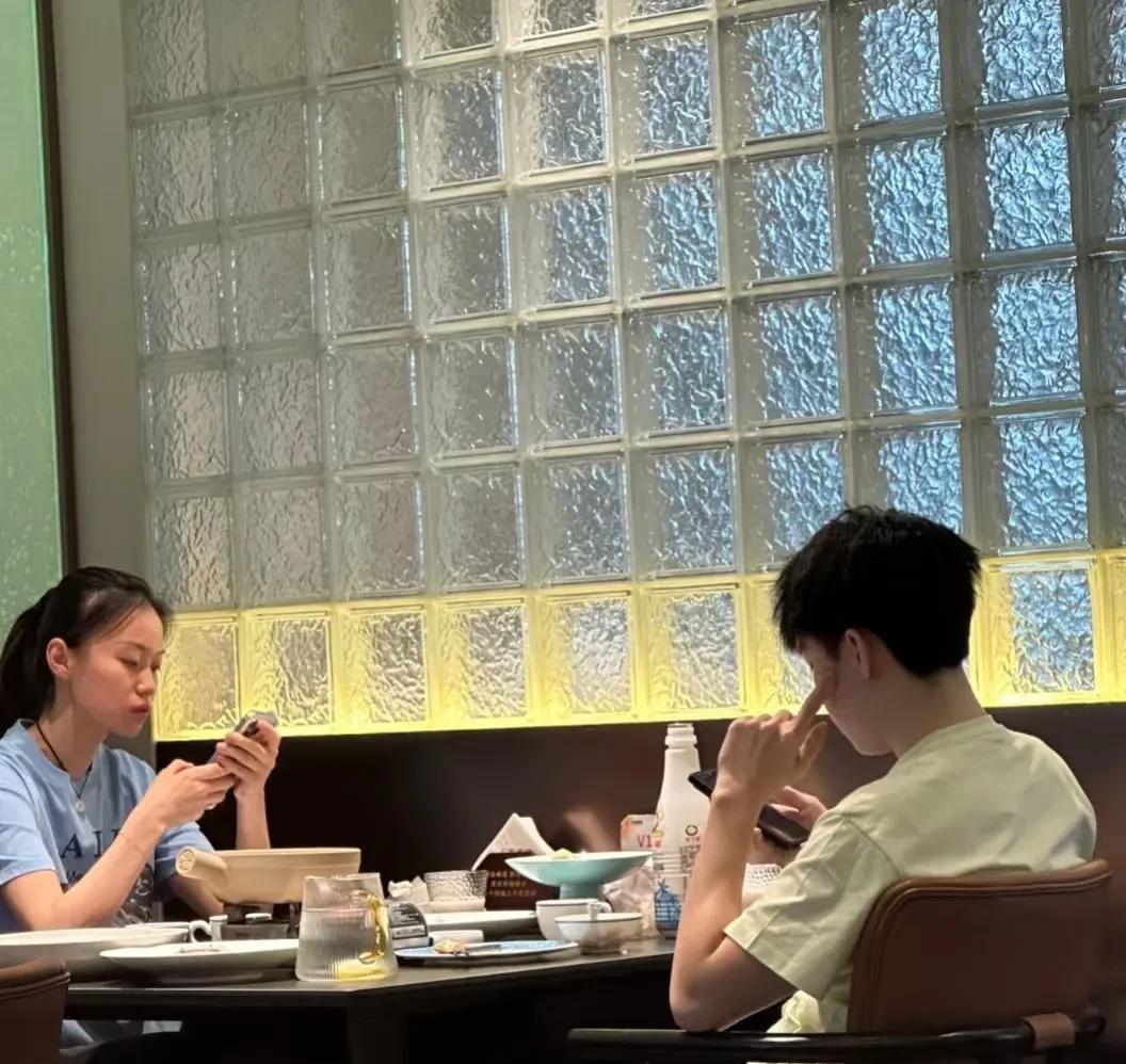 刚刷到王楚钦、黄友政到达山东，又刷到黄友政跟韩菲儿被偶遇一起吃饭，这应该是之