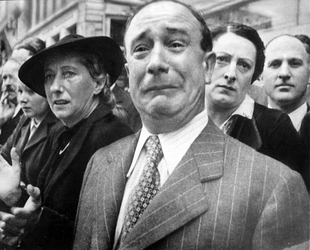 1940年，法国战败后一名男子落泪……1940年6月，法国的迅速溃败震惊了世界