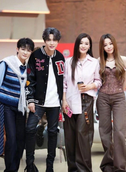 有谁知道张靓颖旁边的那个女的是谁吗？​​​