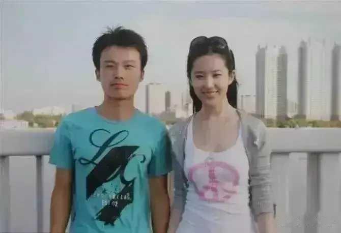 我就想问，跟刘亦菲合影的这男的谁啊？