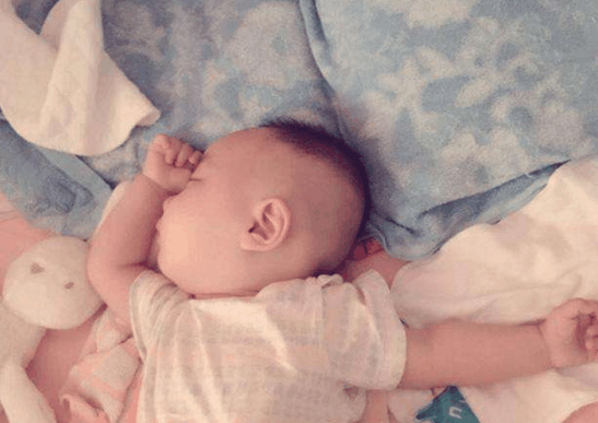 新生儿这样的睡姿到底有什么意义? 妈妈们这样解释