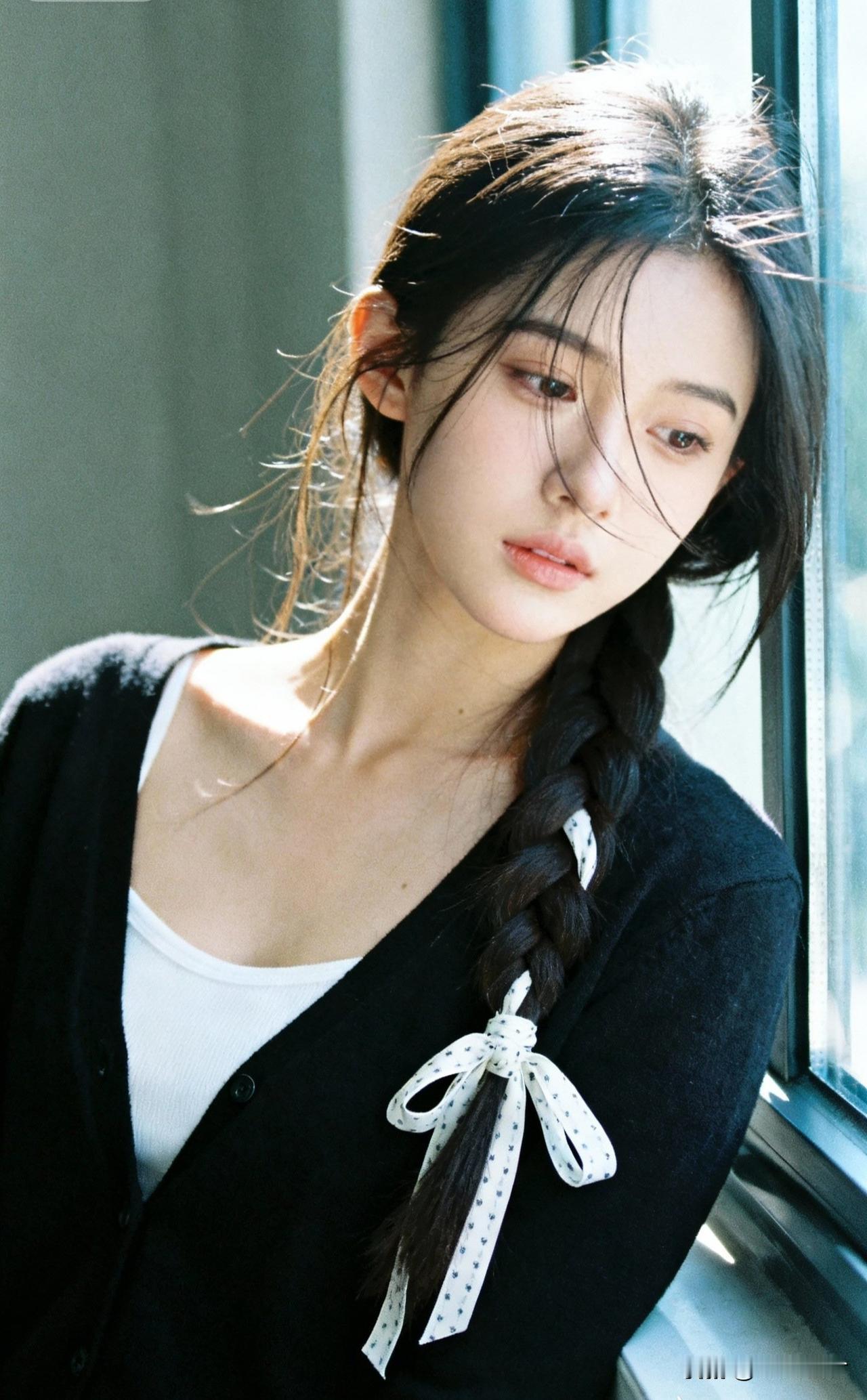 窗前美人倚，发丝如墨流。