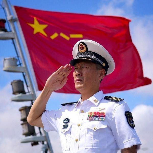 谁说飞行员只会开飞机？他说，我还得会“开航母”！​