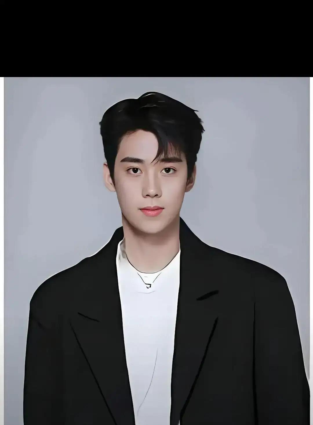 刚在亡妻头七的剧组合影里笑了，许亚军就被儿子挂上网。但你不知道，那张杀青照