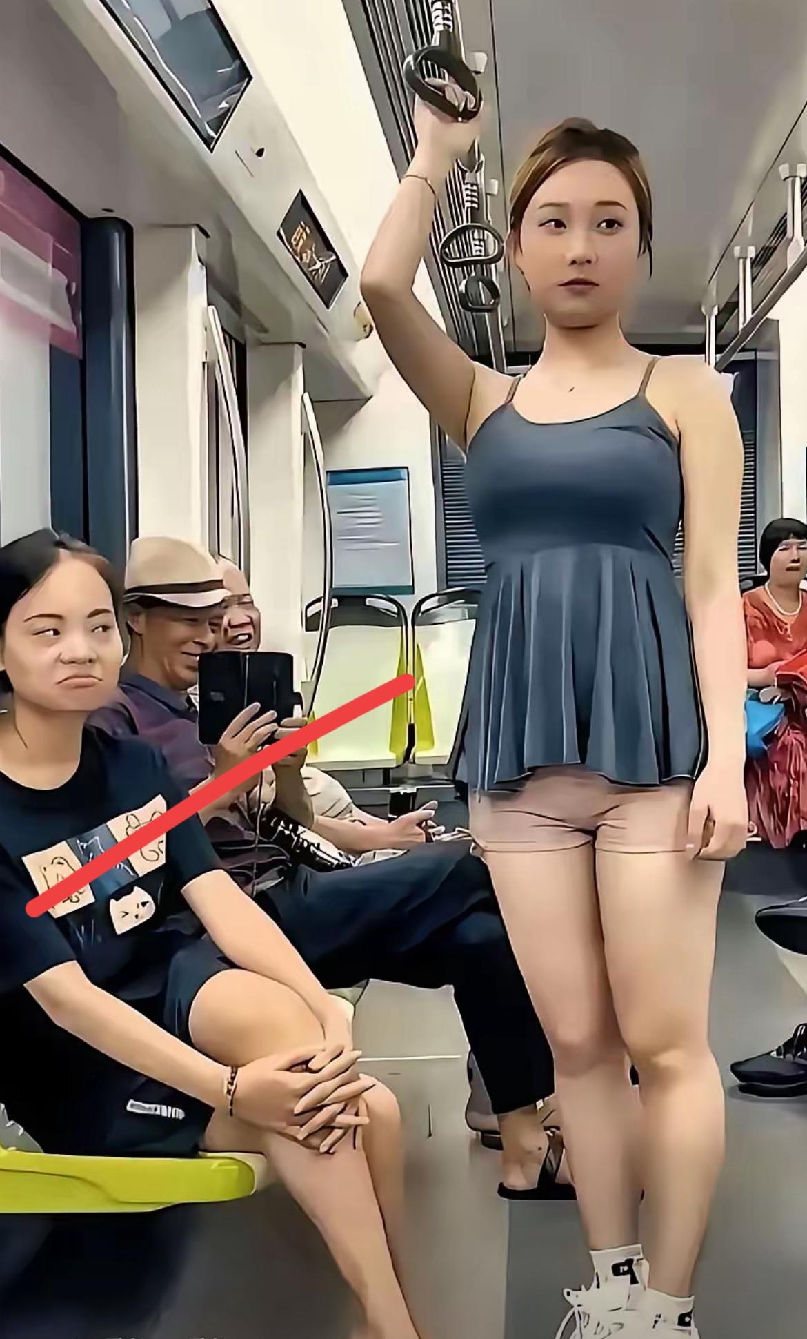 坐个地铁都能被这画面笑到！左边小姐姐吊带短裤活力满满，单拉挂钩站得淡定从容；