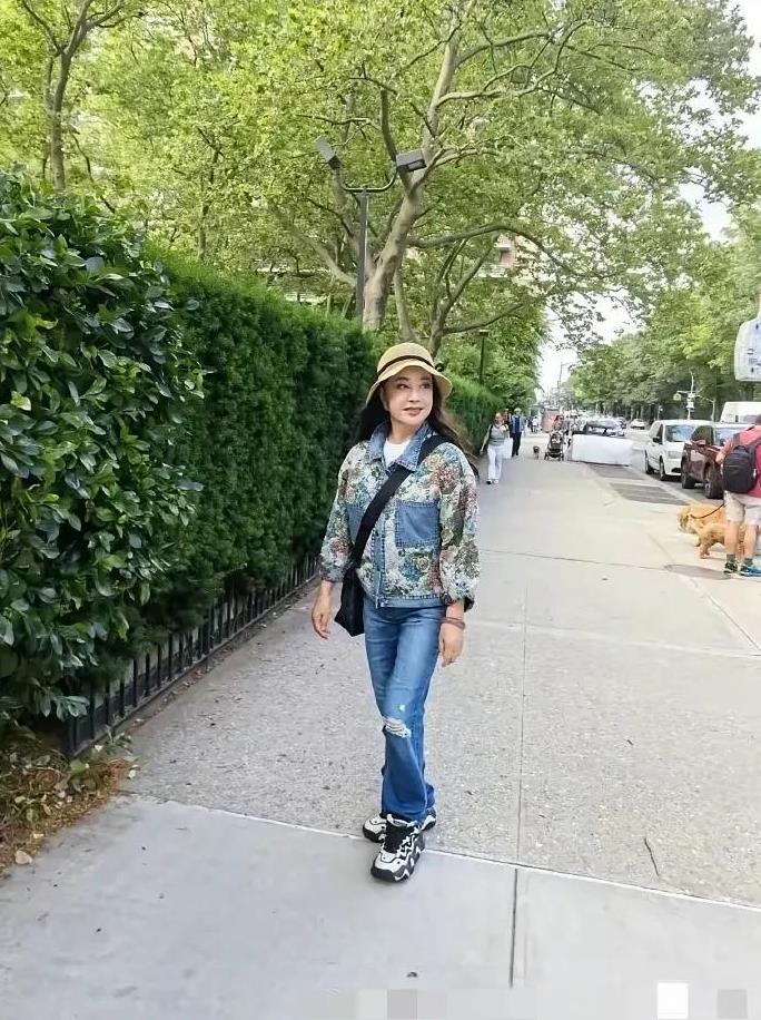 活得明白的女人，到底有多爽？8月11日，刘晓庆分享3张照片，并配文：“人一