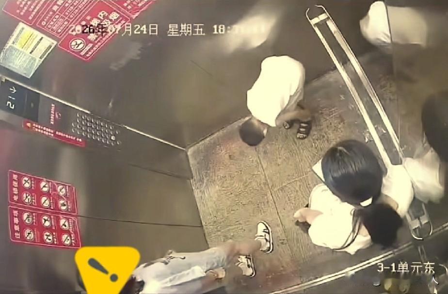 湖北仙桃，电梯打人的那个灰衣服女子，做错了这3件事。1.孩子挡电梯在前，她进