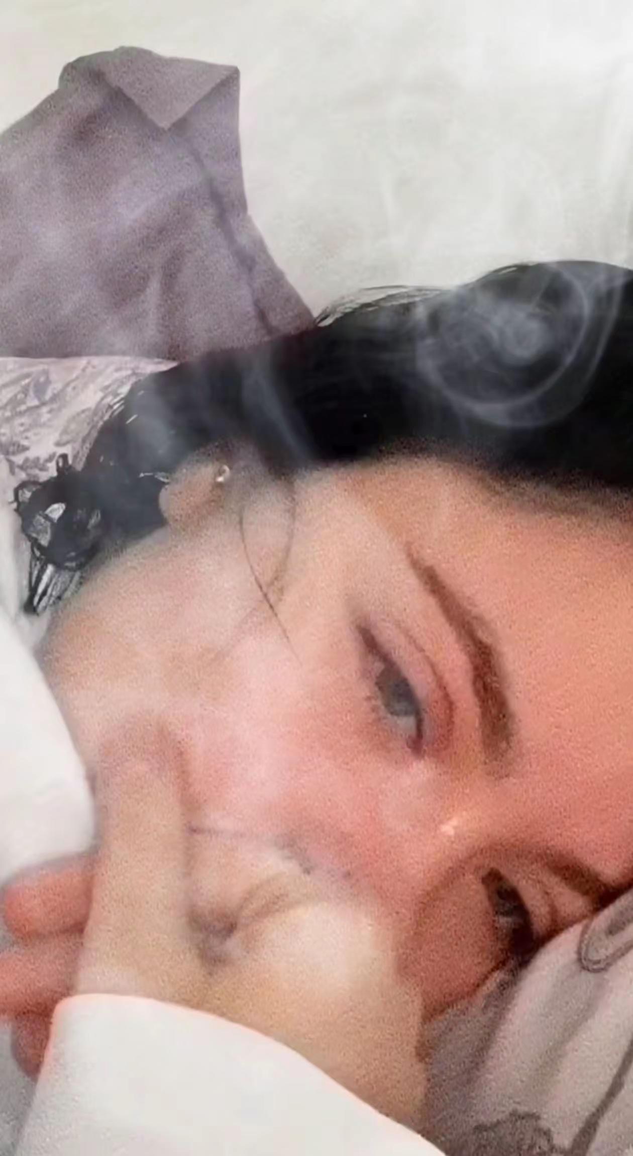 今天一个人坐了好久，想起了很多事情，泪水忍不住掉下，好怀念以前，可是心里明白已经