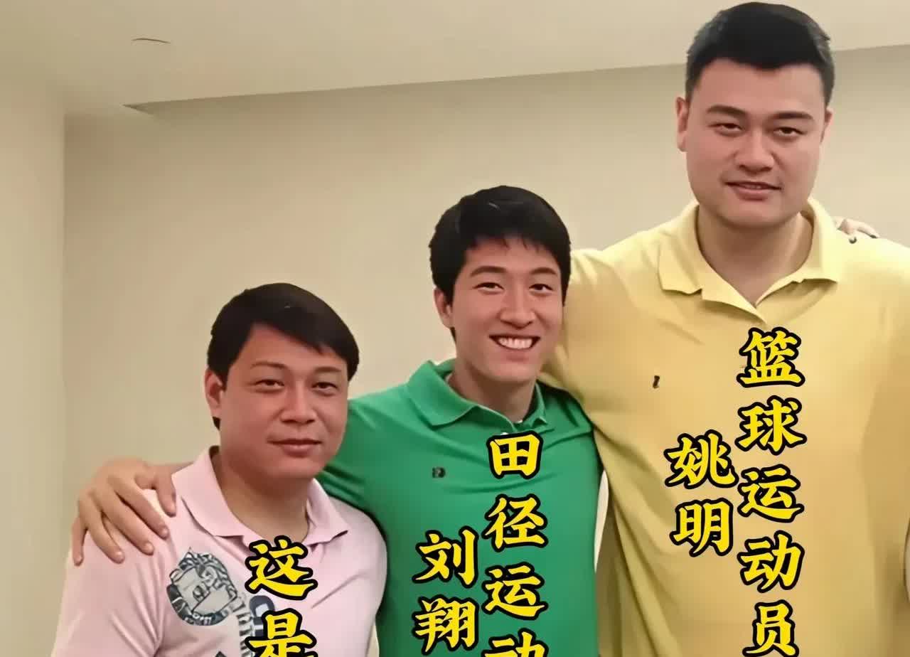 左边那个帅哥看着好眼熟，就是叫不出名字来。[捂脸哭][捂脸哭]