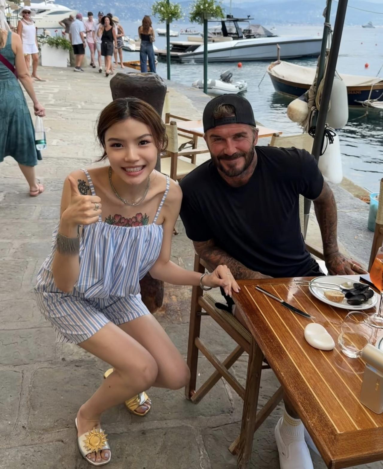 51岁贝克汉姆和老婆维多利亚以及女儿小七现身意大利海边小镇度假，他真人看起来太帅