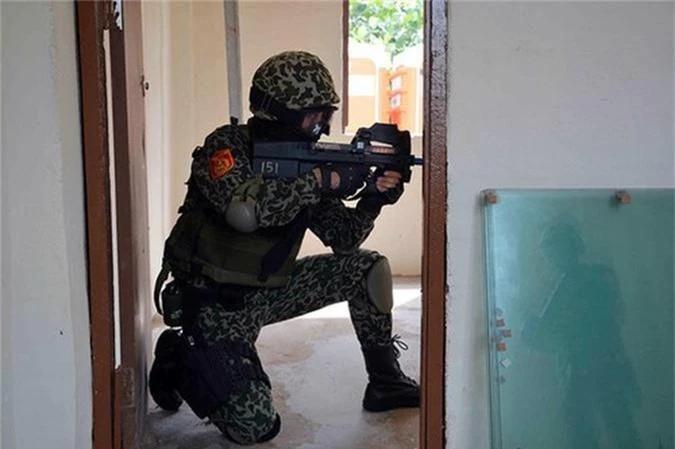 在新加坡训练时，越南特种部队还配备了极其独特的比利时制造的FNP90冲锋枪