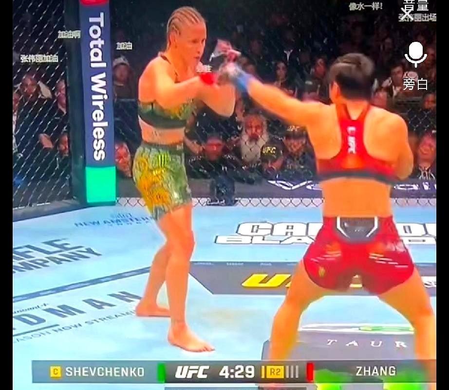 刚一交手就感觉子弹不好打，她全程全是反击，但命中率极高。每次都能轻松摔倒张伟丽