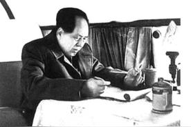 1950年，毛主席结束了对苏联的访问，踏上回国的旅途。当专列经过贝加尔湖畔，他突