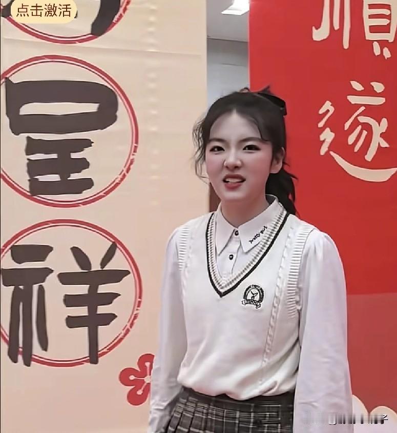 大艺过年亮相，虽然很漂亮，但这妆容太成熟了，五官哪里怪怪的，网友指出是鼻子好像拧