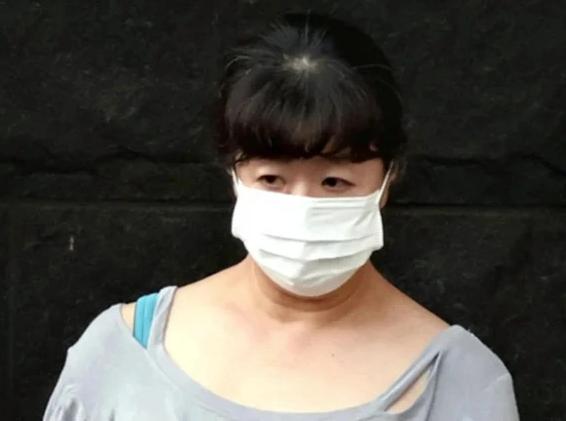 日本人的戾气越来越重了。一个51岁的女护士，给一位75岁的日本男性患者的输液管中