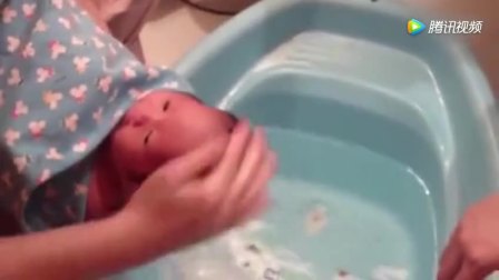 如何给新生儿拍嗝教程视频 17792841540203378709.jpg?id=0