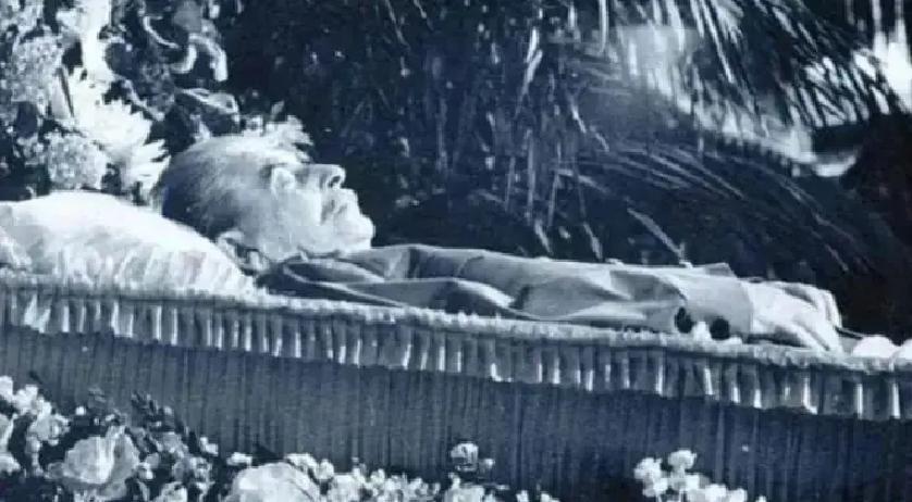 1953年，一手遮天的斯大林临终前有多凄惨？当时苏联上下都在等他咽气，嘴上没人敢说，心里全在倒计时。