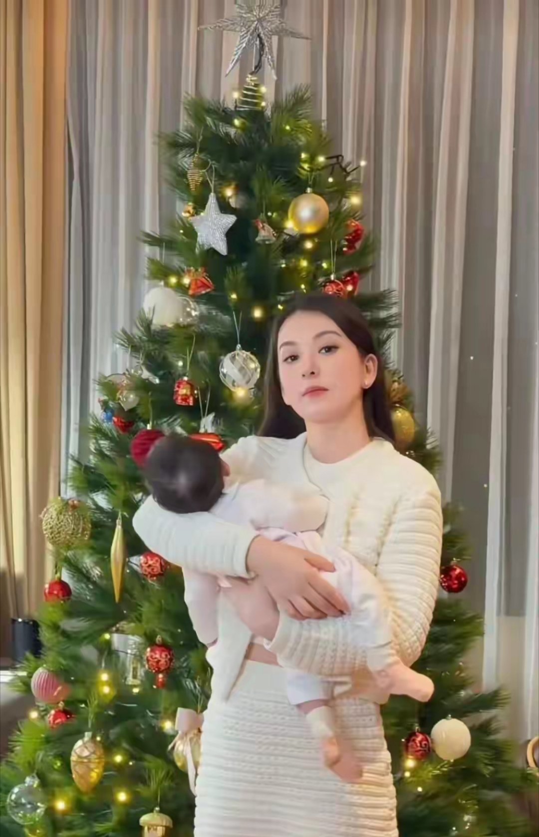 方媛抱三胎圣诞树下温馨合影！三胎女儿颜值继承父母优点，方媛满眼温柔，结婚8年三子