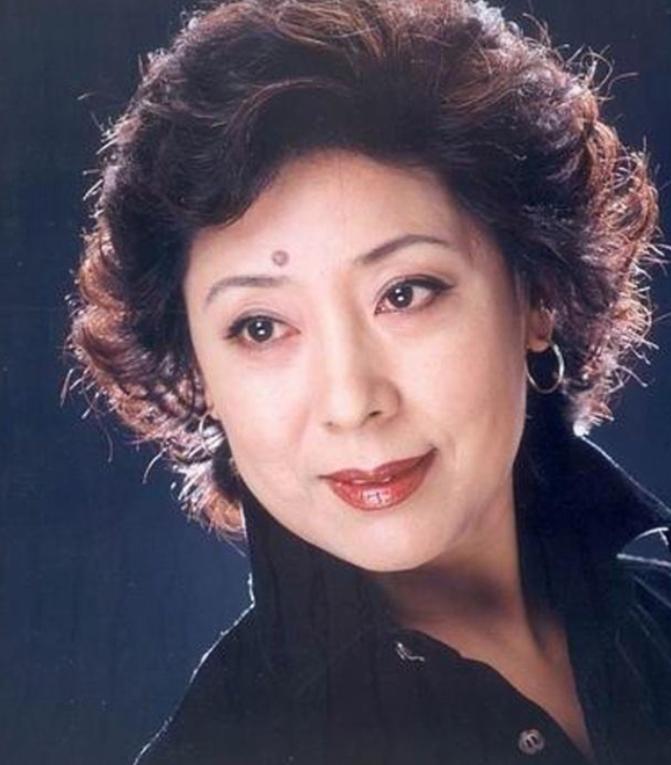 1990年，歌唱家关牧村因家暴提离婚，王星军说房子孩子选一样，关牧村的选择让他