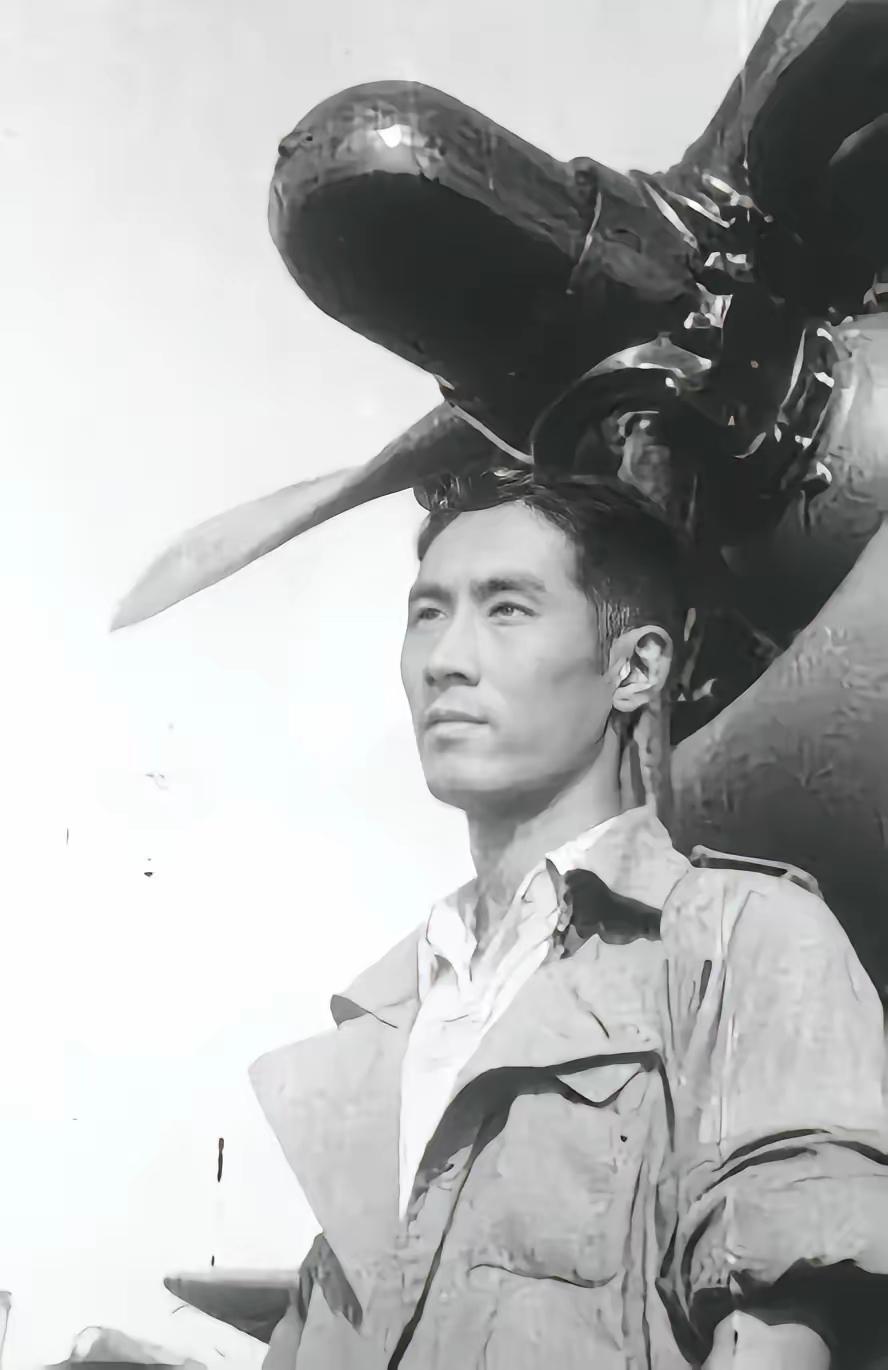 1944年，飞行员王光复在成功炸毁日军军列后，正准备返航，途中路过日军机场时，意