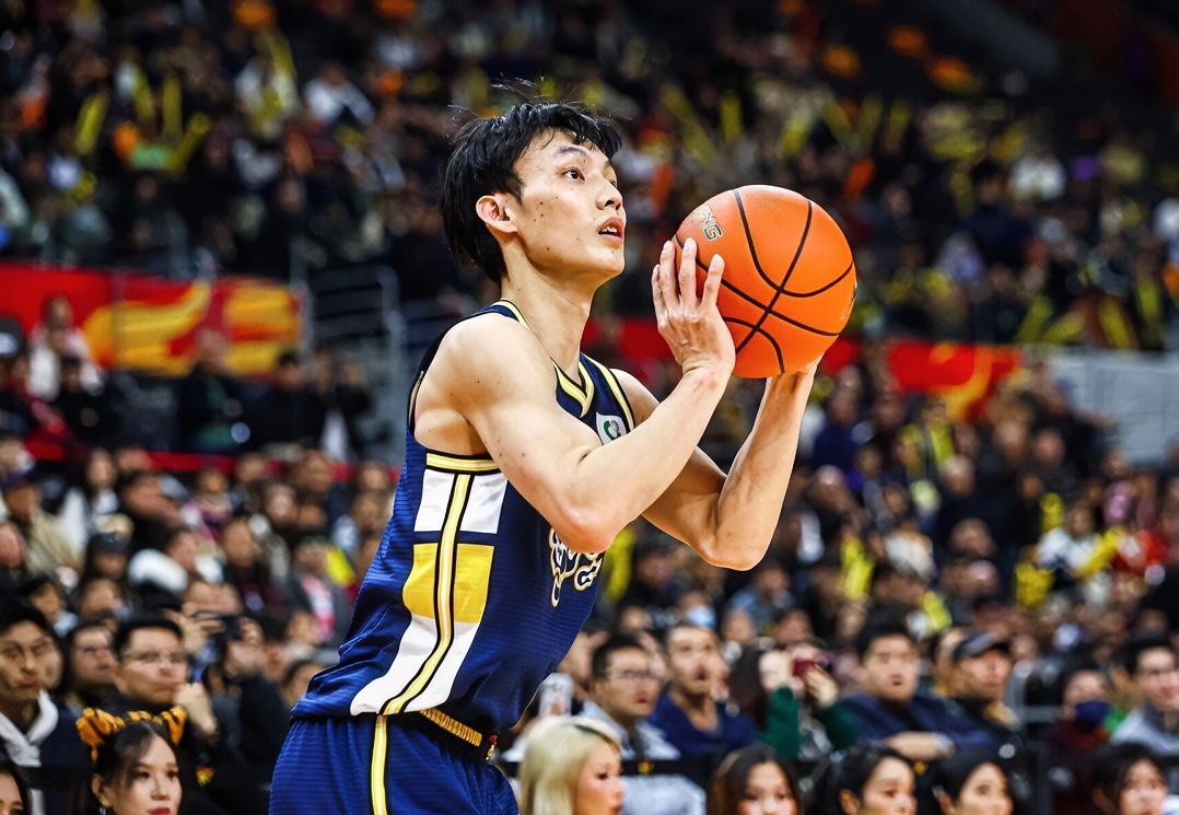 胡明轩：杰哥，你说我俩是不是共用同一个技能包啊？我状态好了，你低迷了。徐杰：我