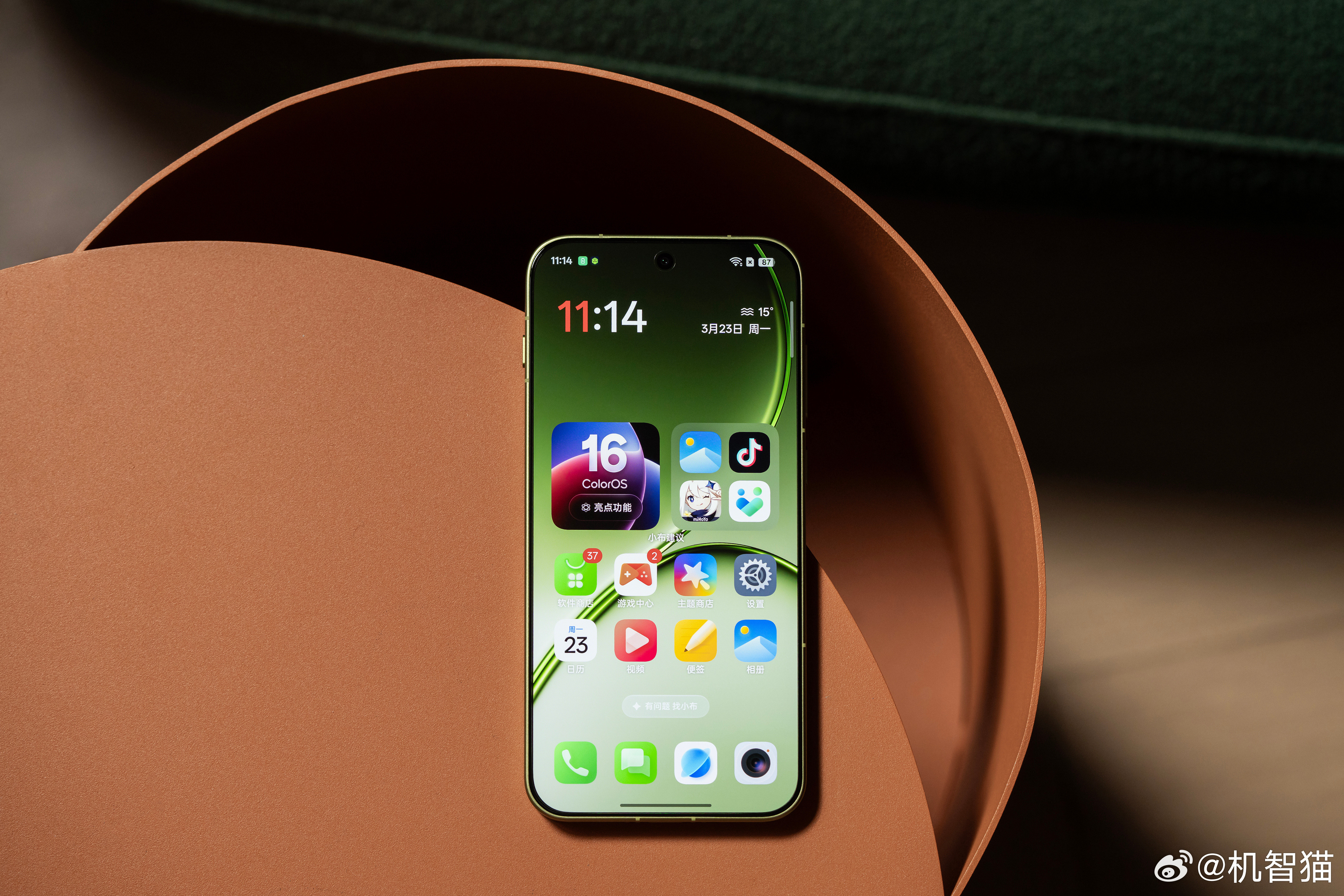 一加15T单手握持时刚好贴合手掌弧度，没有大屏机的硌手与坠手感，手偏小的女生也