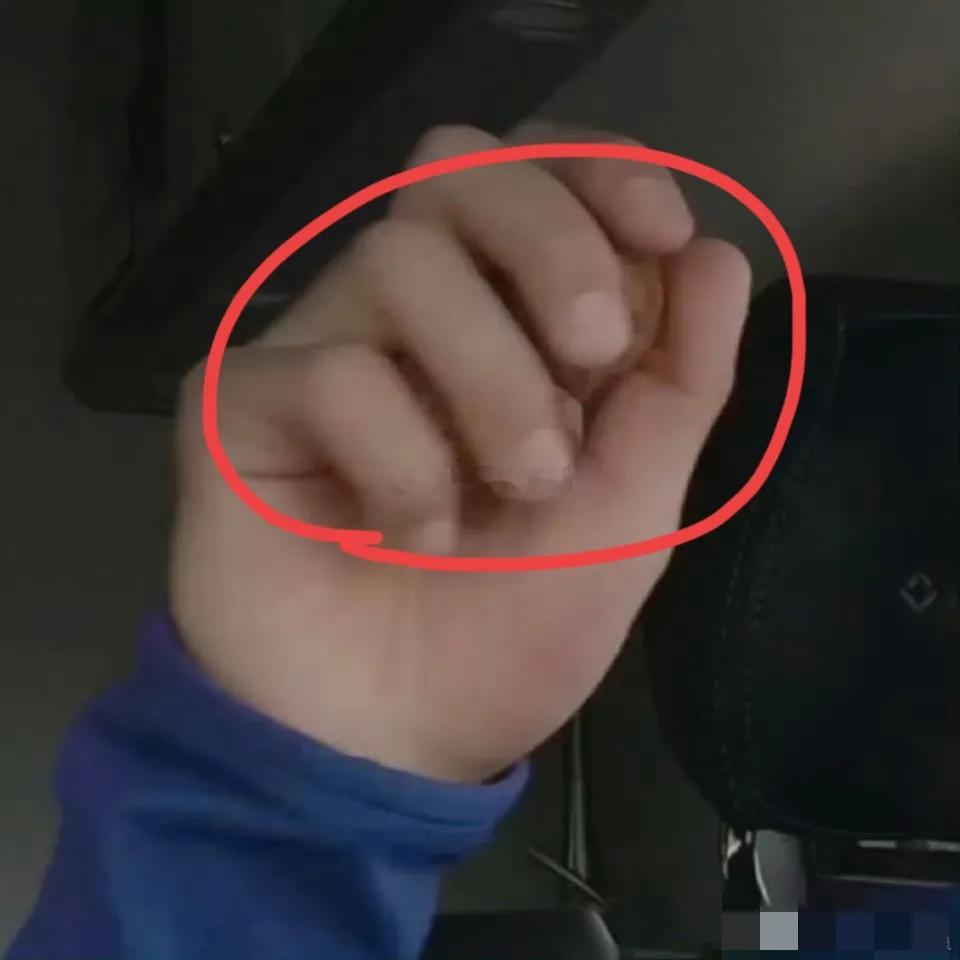 王一博开车“盘核桃”？？《探索新境2》放了花絮，只见王一博开车的时候，一手握方向