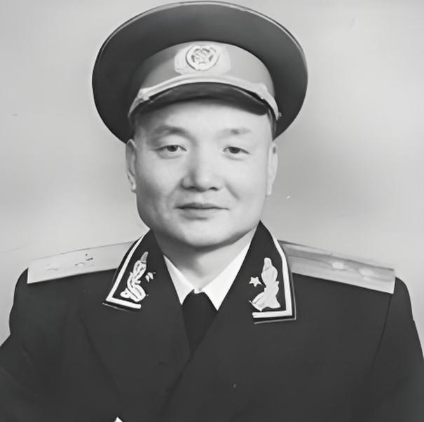 1959年的北京，有位开国中将在家摆了一桌子的菜，以此来等儿子带女朋友回来，饭桌