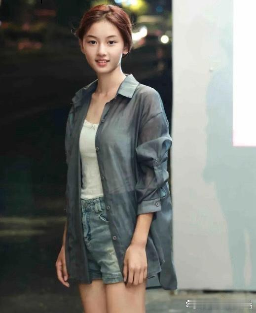 于正一眼看上的素颜美女，家庭情况曝光，果然没有大家想的那么好！早就签约了，起码训