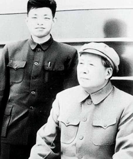 这天，毛主席正在洗澡，警卫员在给毛主席搓背正搓着，突然没忍住，放了一个又臭又响的