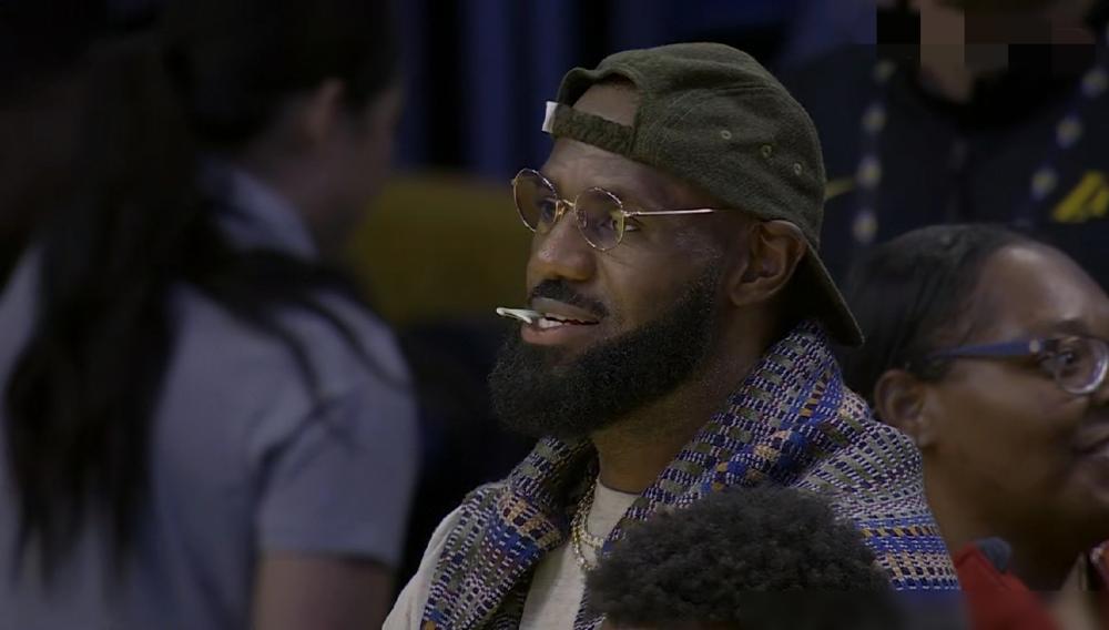 湖人超级巨星詹姆斯真是太悠哉了！在今天湖人主场迎战热火的比赛中，当时比赛进行到了