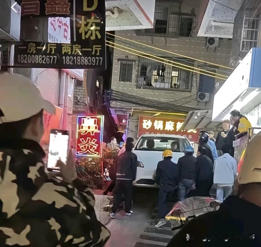 广州白云区的这处城中村可真是网约车司机的恶梦。两个月前，这个位置发生过一辆白色的