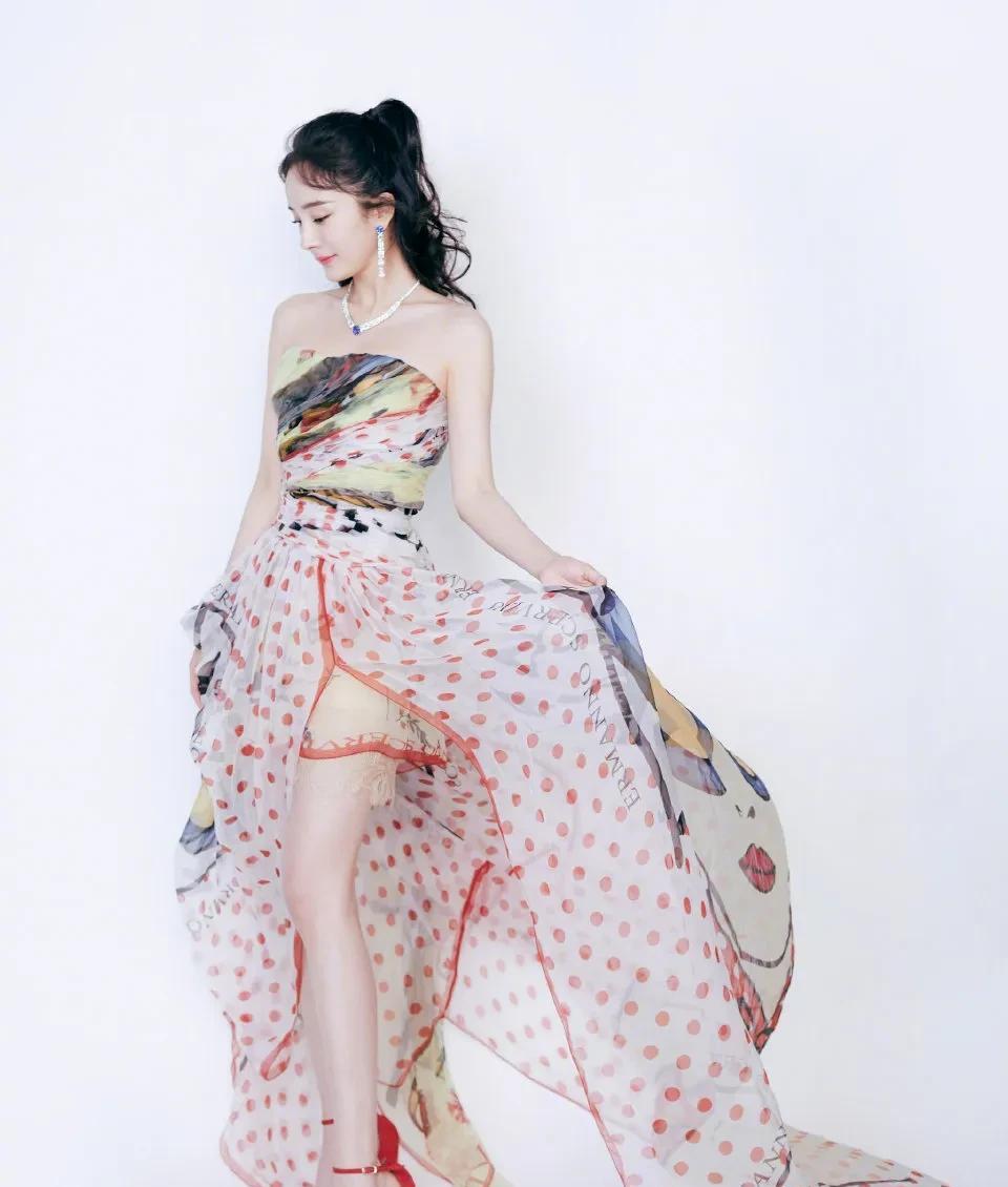 杨幂这装扮绝了！一袭斑斓抹胸裙，波点印花交织，美得像流动画卷