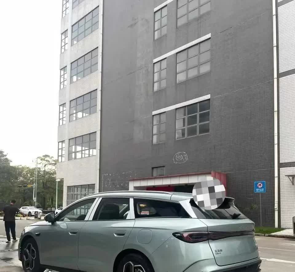 海豹06dm旅行版陆续到店了。应该是本月中下旬就上市了。也没什么秘密可言