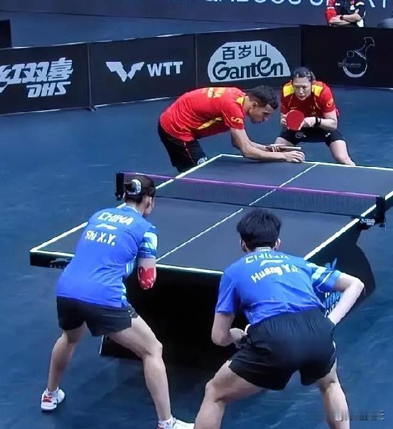 昨晚石洵瑶、黄友政混双的对手，竟然是两个左手。都知道，左手在双打中，很抢手的。左