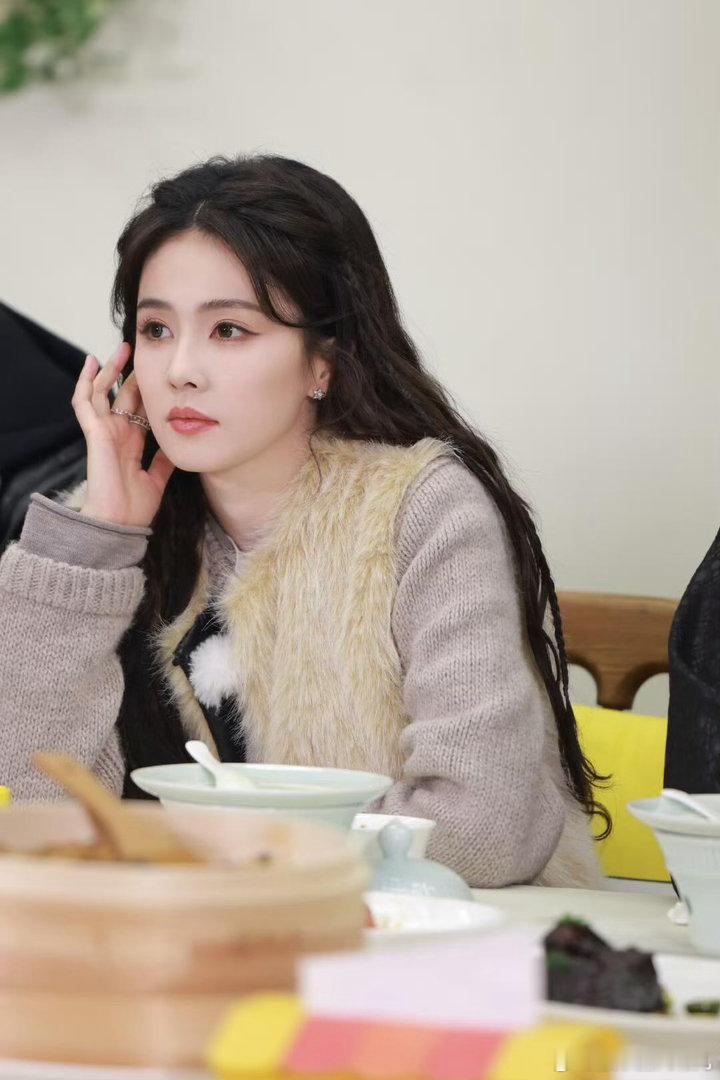 白鹿昨天是女儿今天是妈咪昨天的她是校园里的学妹，今天的她是写字楼里的总监。风格